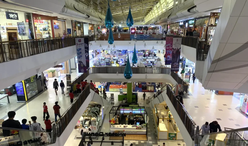 Ubon Ratchathani restaurants guide photo showing the modern interior, food kiosks and spacious corridors of Central Ubon shopping mall.
